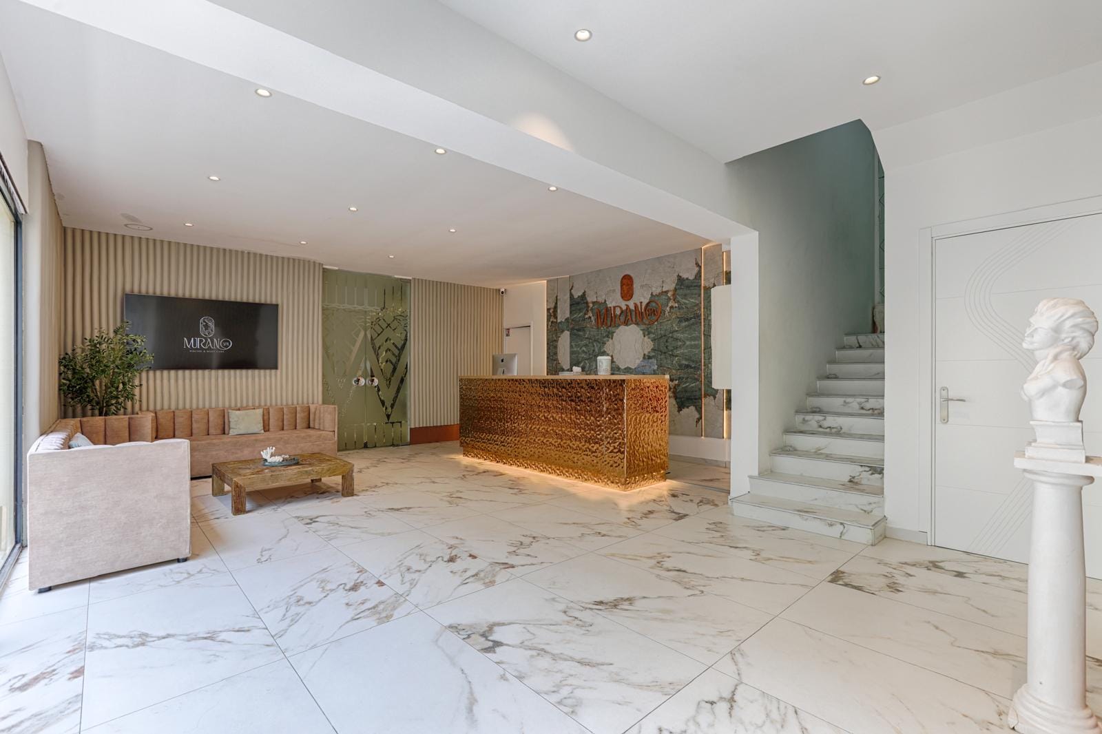 Accueil du spa Murano à Paris — marbre, mobilier design et lumière chaleureuse