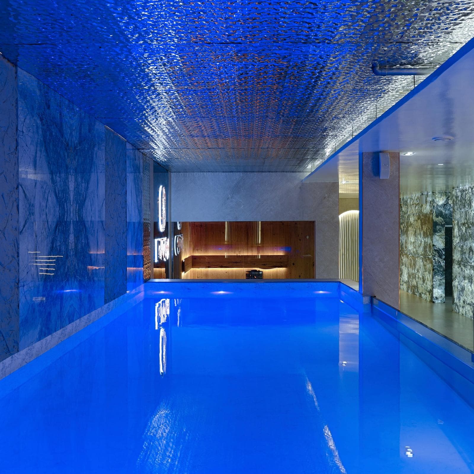 Piscine intérieure en lumière bleue