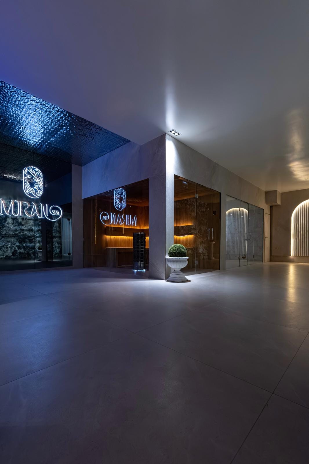 Entrée du spa Murano à Paris — ambiance feutrée et matières nobles
